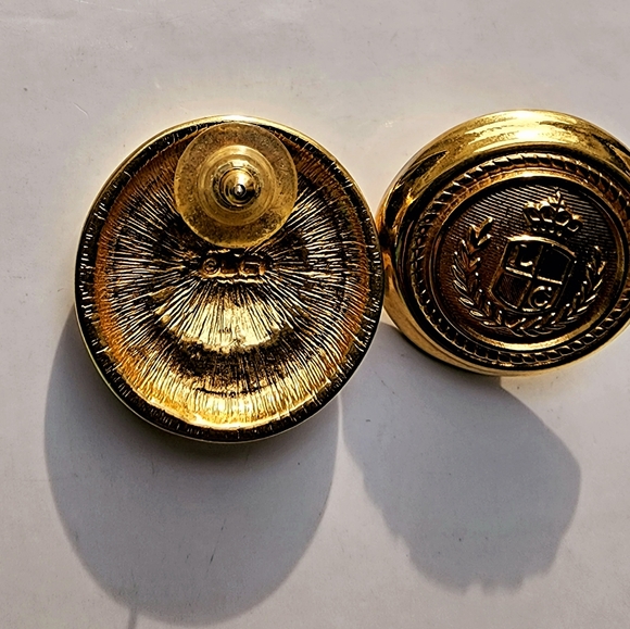 Vintage Liz Claiborne Gold Shield armor post pierce earrings, preppy, old money - Picture 4 of 4